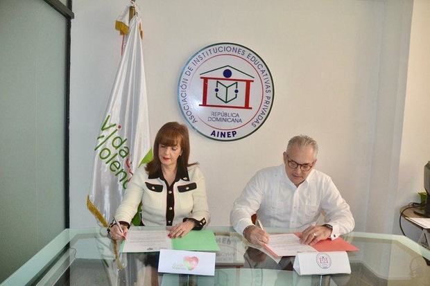 Yadira Fondeur y Jorge Luis Peláez durante la firma del acuerdo.