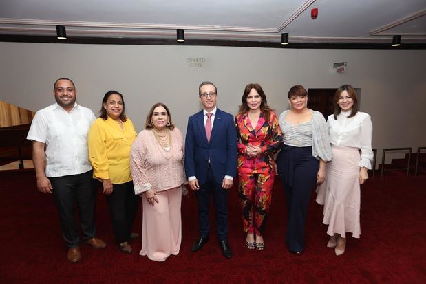 Orlando Jerez, Siddy Roque, Mirna Pimentel, Esteban Martínez-Murga, Brenda Sánchez, Ana Mercy Otáñez y Elizabeth Fondeur.