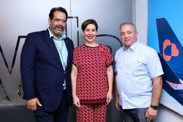 Frank Díaz, CEO de la empresa Aérea Sky Cana, Monika Infante, directora, CEO de Aeropuertos y Héctor Porcella, director (interino) del Instituto de Aviación Civil. 