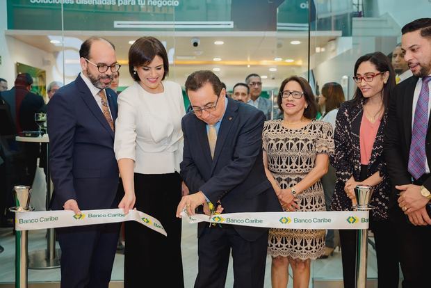 cortan la cinta inaugural, Ramon Estévez, Mirjan Abreu, Arsenio Pérez, Maritza Almonte y Jenny Pérez.