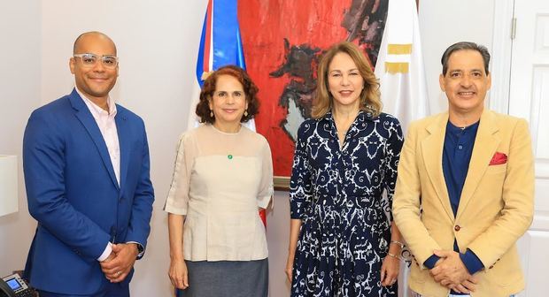 Rey Andújar, Ángela Hernández, Milagros Germán y Pastor de Moya, en la juramentación de la escritora como nueva Directora General  del Libro y la lectura.
 