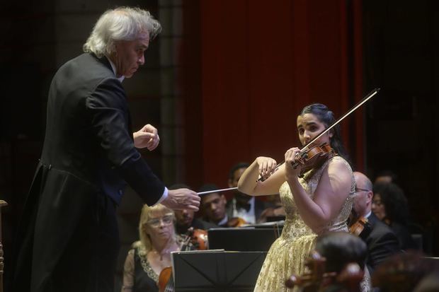 el maestro José Antonio Molina, respaldó musicalmente a la violinista.