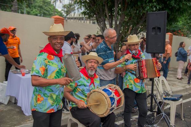 A ritmo de merengue se animó el encuentro.