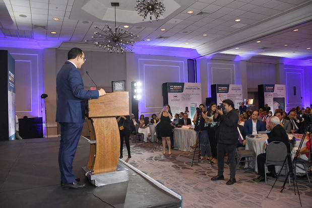 Dr. Urólogo Pablo Mateo, dirigiendo a los asistentes en la presentación de las nuevas tecnologías, dentro del marco del 1er. Aniversario Edición especial de la Revista Reporte Médico.