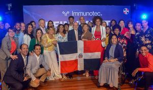 El equipo de República Dominicana de Immunotec Global junto al doctor Jimmy Gutman y otros ejecutivos.