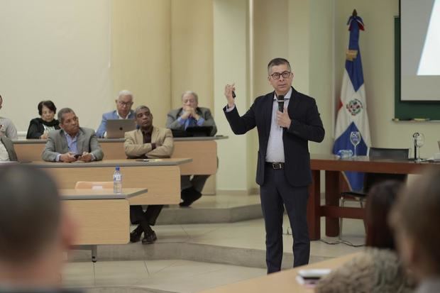 Comisión trabaja en la formaciòn profesional de los agentes policiales.