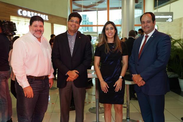 Harold Abbott, Rafael Izquierdo, Claudia Finke y Oliver Hernández.