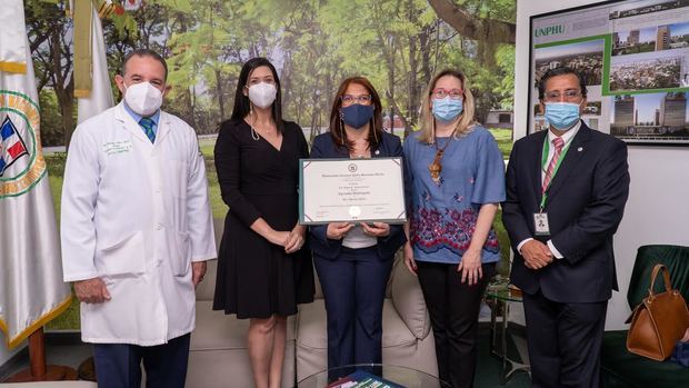 El Dr. William Duke, Lcda. Laura Veloz, Dra Denisse Núñez, Dra. Claudia Scharf y el Lic. Aldo Erazo.