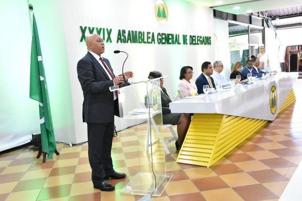 Yanio Concepción, presidente ejecutivo de Cooperativa Vega Real , presenta el informe financiero y social en la 39 Asamblea General de Delegados.