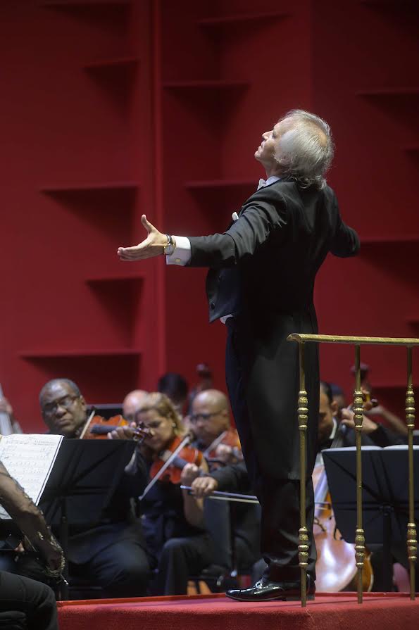 El maestro José Antonio Molina en otro momento del concierto.