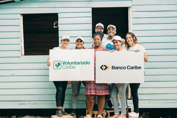 Voluntarios y beneficiarios de la jornada.