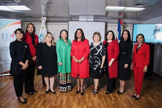 Al centro la presidenta de la FEM junto a empresarias y pasada presidenta FEM.