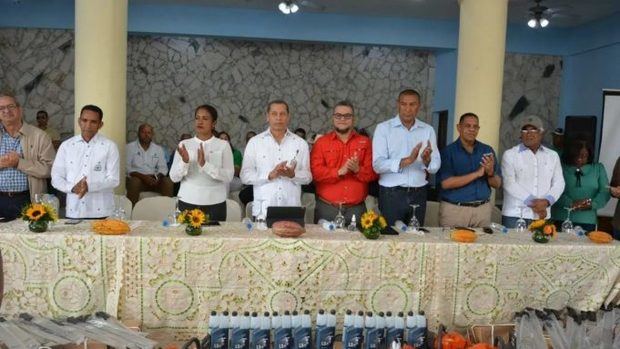 Mesa principal del encuentro con los productores y comunitarios de la provincia El Seibo.