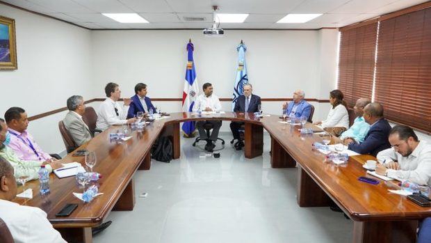 Reunión reunieron para trabajar en una propuesta de mejoras en las infraestructuras de riego y caminos vecinales en el país.