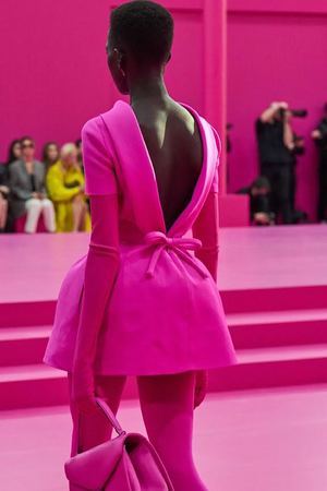 El color del año que propone Pantone es un rosado que se desprende del rojo y evoca pureza, fuerza, pasión, femineidad, creatividad, furor.
