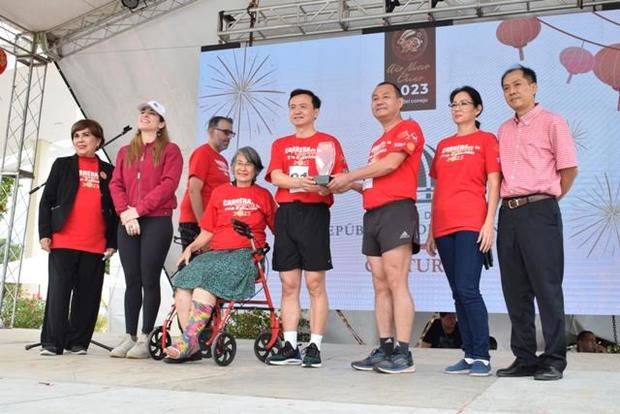 Directiva de la Fundación Jade entrega una placa de reconocimiento al embajador Zhang Run.