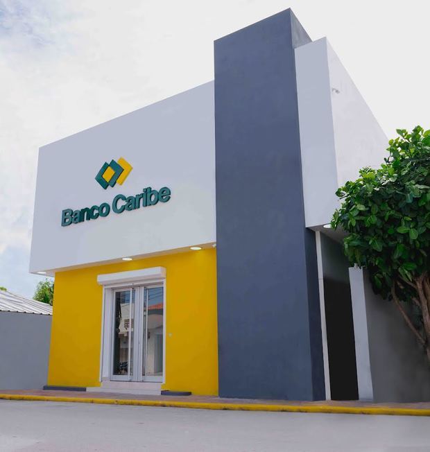 Fachada de la nueva sucursal de Banco Caribe en Cabrera, Nagua.