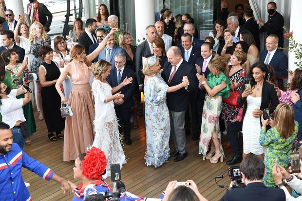 el Príncipe Alberto II de Mónaco fue recibido a ritmo de “Compadre Pedro Juan”, con una presentación de merengue del cuerpo de bailarines del Ballet del Ministerio de Turismo. 
