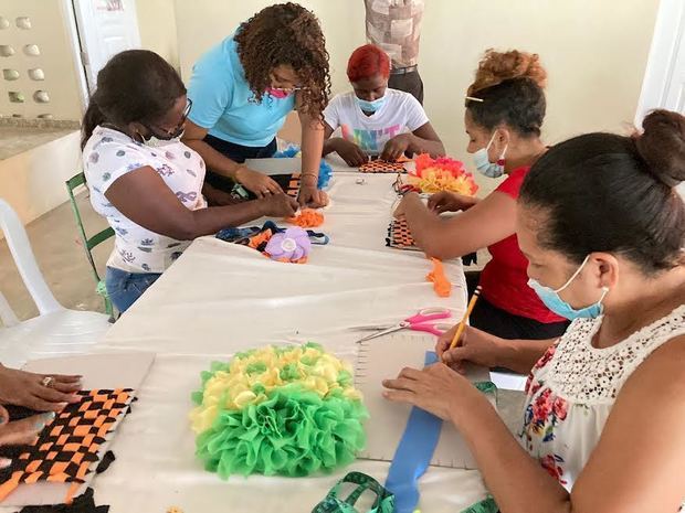 La presidenta de la entidad trabajadora social y comunitaria, María Tusent, en compañía   niños y niñas del municipio Quisqueya, y provincia San Pedro Macorís.

