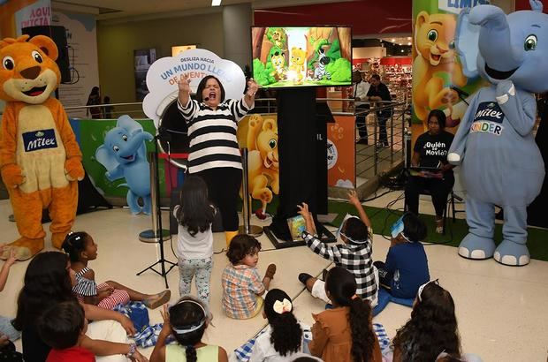 Anya Damirón, divirtiendo a los niños presentes  relatando las aventuras de Lenny (elefante) y Leo (león) en un mundo mágico con sus amiguitos de la selva.