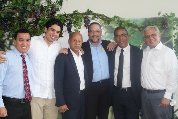 Benjamín Pérez, José Jerez, Dr. Angel Pérez, Ionides de Moya, Rosendo Moya y Jose Cruz Campillo.