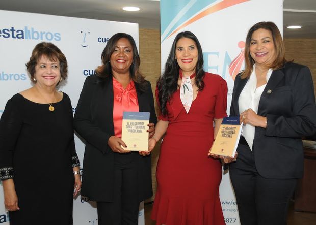 Verónica Sención, Amarilys Duran y Sonya Uribe junto a la autora Ivette Medina.