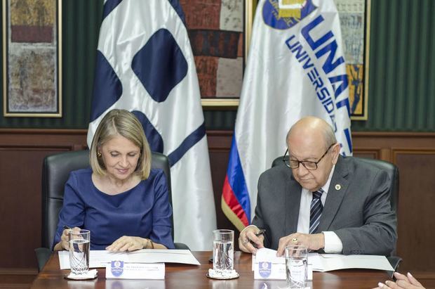 Clara Reid y Franklin Holguín Haché durante la firma del acuerdo.