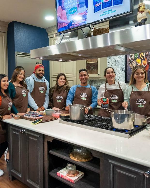 Los presentes tuvieron la oportunidad de interactuar en la cocina, divididos en pequeños grupos para lograr un resultado más efectivo.