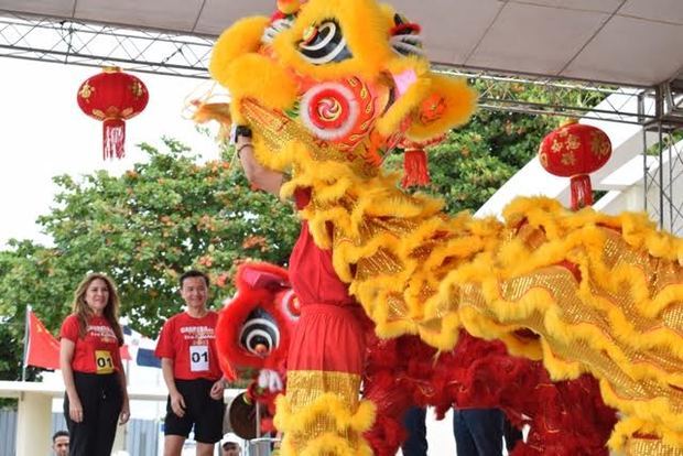 La alcaldesa Carolina Mejía y el Embajador Zhang Run observan la danza de los leones y dragón.