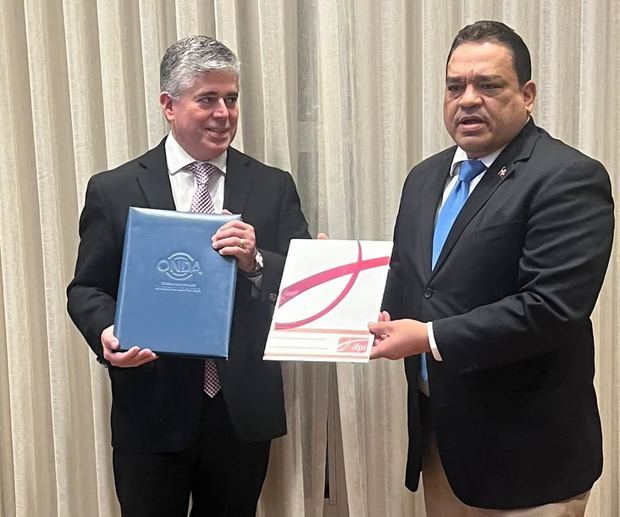 El doctor Juan Luis Marturet, director regional de Asuntos Jurídicos y de Negocios de IFPI Latin America y el director general, licenciado José Rubén Gonell Cosme muestran el documento firmado.