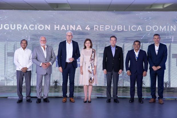 Daniel Liranzo,   Samuel Conde, Christian Hauer, presidente de Fresenius Kabi MedTech, Raquel Peña, Víctor (Ito) Bisonó, ministro de Industria, Comercio y Mipymes, Bernardo Álvarez y Georgi Jekov.