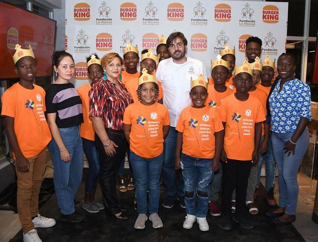 Niños de la Fundación La Merced, juntos al Padre Tomás Garcia y ejecutivos de la fundación.