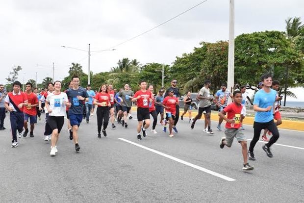 El embajador Zhang Run y la Alcaldesa Carolina Mejía inician la carrera 5K junto a corredores de diferentes edades.