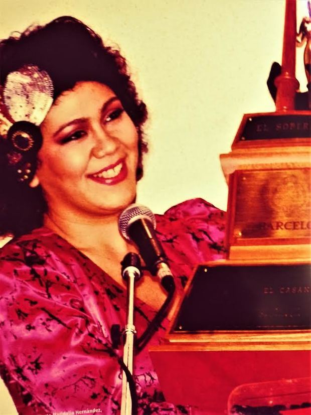 Maridalia Hernández al momento de recibir el premio en 1987.