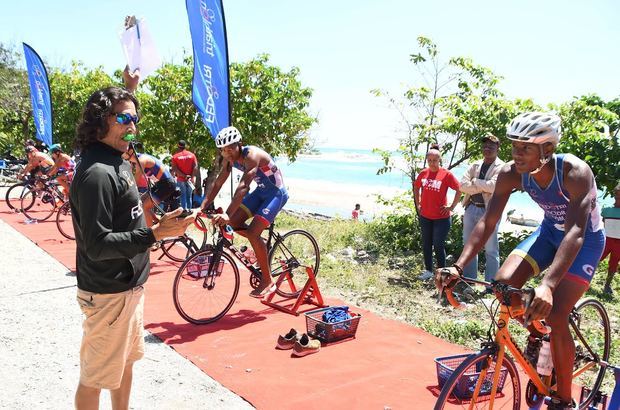 Alfonso González, entrenador de la delegación dominicana de triatlón, durante una exhibición de los triatletas en un centro de desarrollo de la Federación Dominicana de Triatlón ubicado en Barahona. 