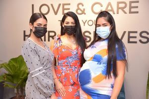 Karla Cabrera, Madeline Ceballos y Lisa Cabrera.