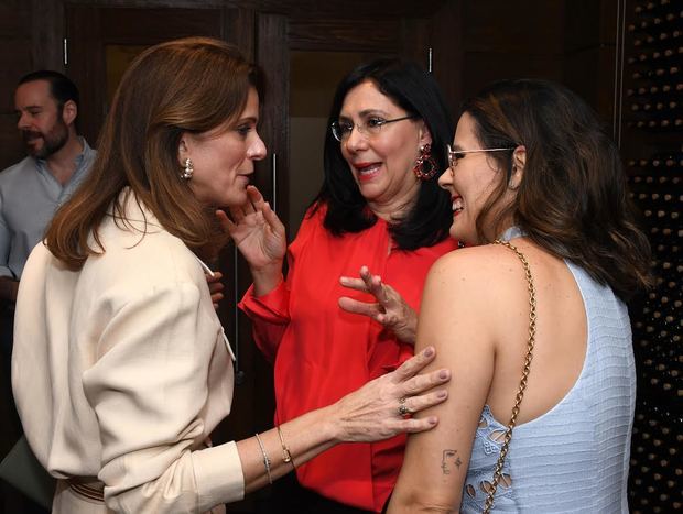 Cecilia Carballo de Álvarez, Patricia Harper y Isabella Pezzotti.