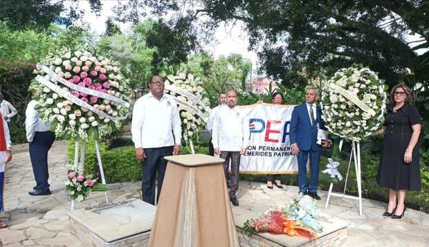 Juan Pablo Uribe, junto a colaboradores de Efemérides Patrias, luego de hacer el depósito de ofrenda floral, en la Casa Museo Hermanas Mirabal.