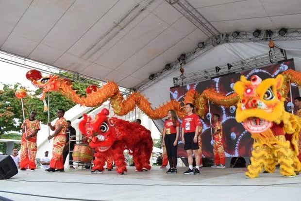 Al centro La alcaldesa Carolina Mejía y el Embajador Zhang Run junto a los leones y dragón.