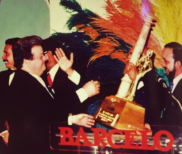 Freddy Beras Poico recibe el Premio en una de las primeras ediciones del galardón 1986.