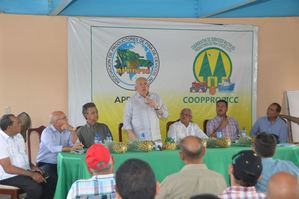 El administrador del Bagrícola, Fernando Durán, comunica a los productores de piña de Cotuí los proyectos para relanzar a ese sector. 