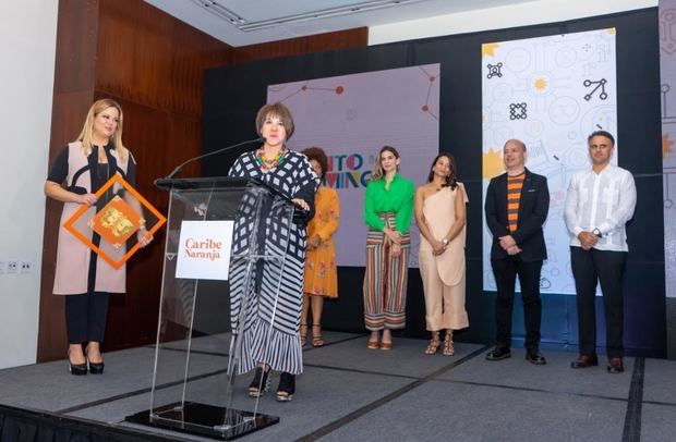 María Castillo habla tras recibir el reconocimiento. Le acompañan, Evelyn Betancourt, Marivell Contreras, Pamela Pitizia, Arlette Palacio. Ángel Rosario y José Grateraux.