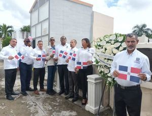 Juan Pablo Uribe, honra la memoria del mártir Rufino de la Cruz, en el cementerio municipal de Tenares.