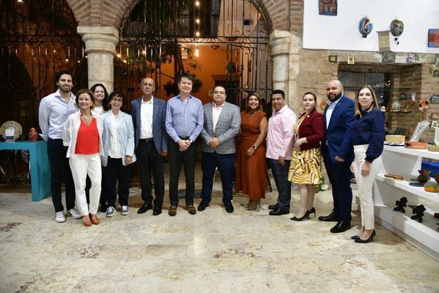 Dareng Tang Director General de OMPI y José Ruben Gonell Cosme Director General de ONDA   junto a sus equipos de trabajo 