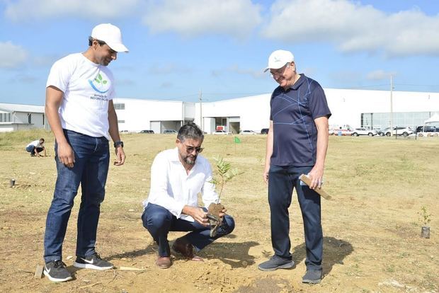 Fernando García, Federico Franco y Miguel Lama en la Jornada de Reforestación en el PIVEM.