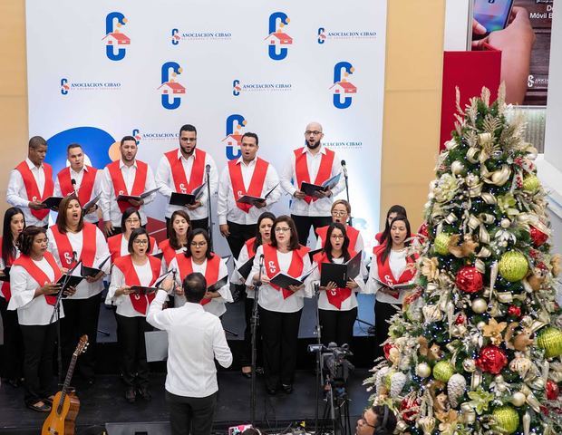 Coro ACAP entonando cánticos de Navidad.