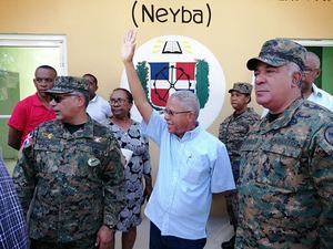 Ministro de Defensa inspecciona construcción Escuela Técnico Vocacional en Neyba
 