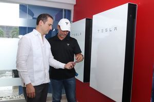 La batería Tesla  incluye una aplicación móvil que permite al usuario hacer un monitoreo del rendimiento eléctrico que emite el equipo.