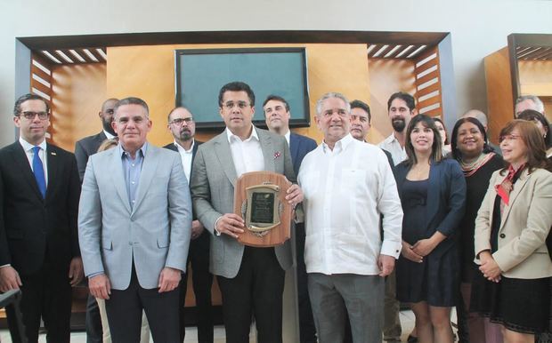 Alcalde Collado recibe reconocimiento de la Asociación de Hoteles de Santo Domingo.