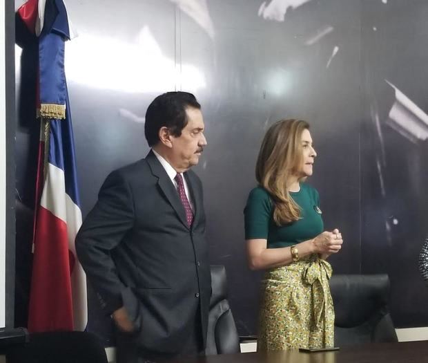 Tony Raful y Carolina Mejía candidata a la alcaldía por  Santo Domingo, firmaron una alianza con el objetivo de rescatar la cultura y enriquecer los trabajos artísticos y  culturales en el  Distrito Nacional.